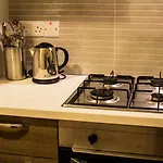 Charming 2 Bedroom Maisonette In Jell1-3