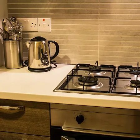 Charming 2 Bedroom Maisonette In Jell1-3