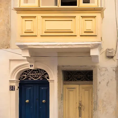 Charming 2 Bedroom Maisonette In Jell1-3