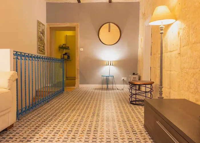 Charming 2 Bedroom Maisonette In Jell1-3 Holiday home *