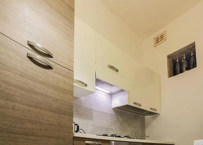 Holiday home Charming 2 Bedroom Maisonette In Jell1-3 *