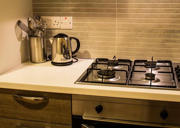 Charming 2 Bedroom Maisonette In Jell1-3