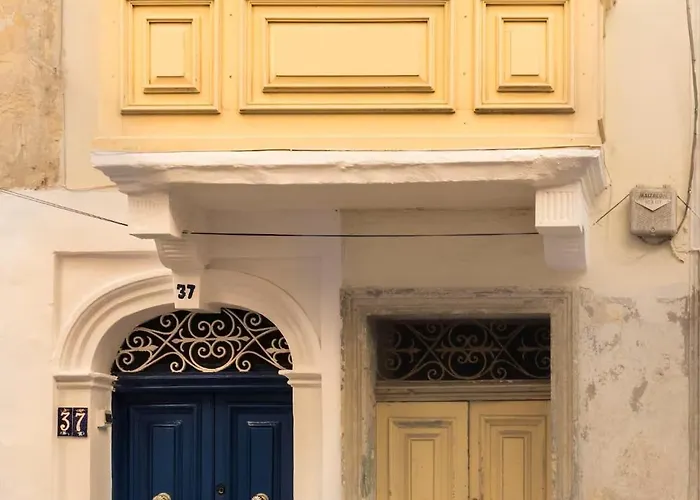 Charming 2 Bedroom Maisonette In Jell1-3